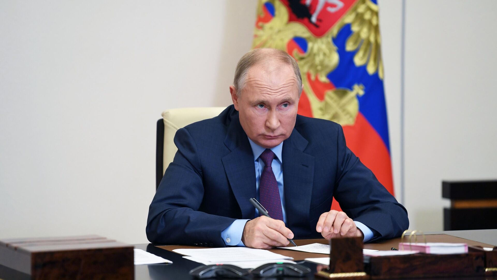 Президент РФ Владимир Путин проводит в режиме видеоконференции заседание Совета по развитию гражданского общества и правам человека Президент РФ Владимир Путин проводит в режиме видеоконференции заседание Совета по развитию гражданского общества и правам человека - РИА Новости, 1920, 13.12.2020