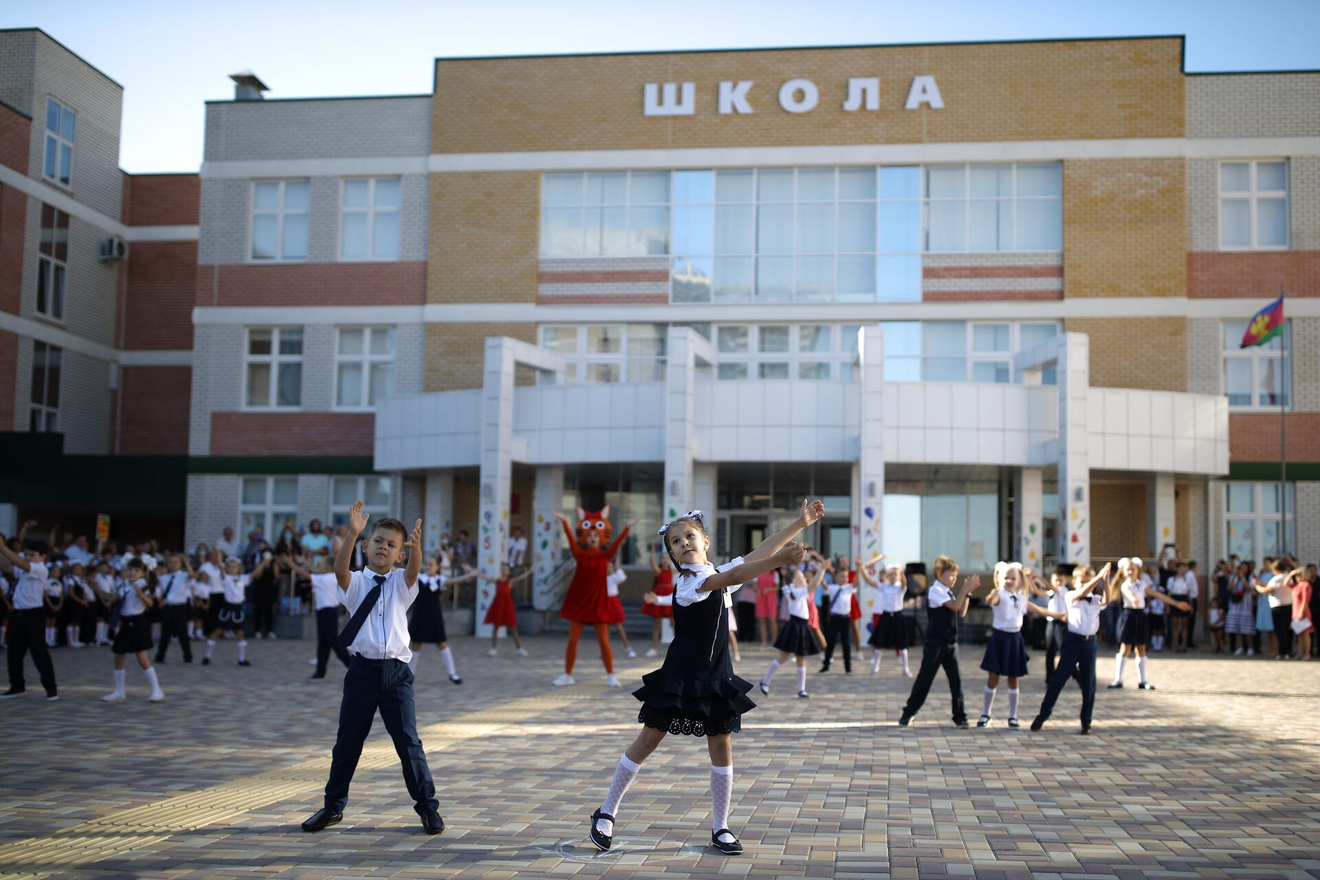 Выступление школьников на праздничной линейке в школе №71 в День знаний в Краснодаре Выступление школьников на праздничной линейке в школе №71 в День знаний в Краснодаре - РИА Новости, 1920, 11.12.2020