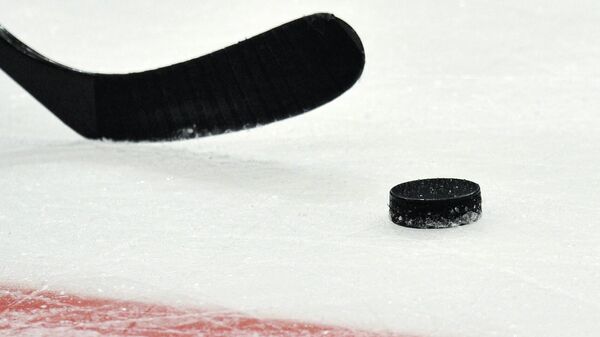 Арбитр на носилках покинул лед во время матча плей-офф КХЛ в Балашихе