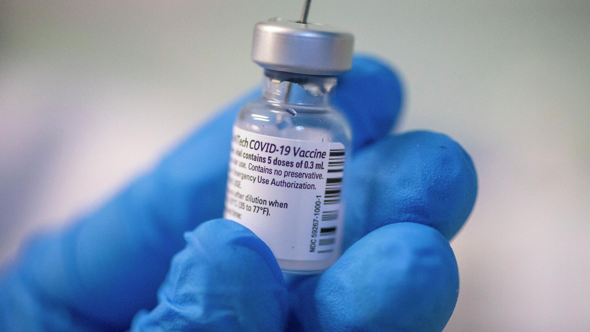 В Pfizer заверили в эффективности вакцины против нового штамма COVID-19