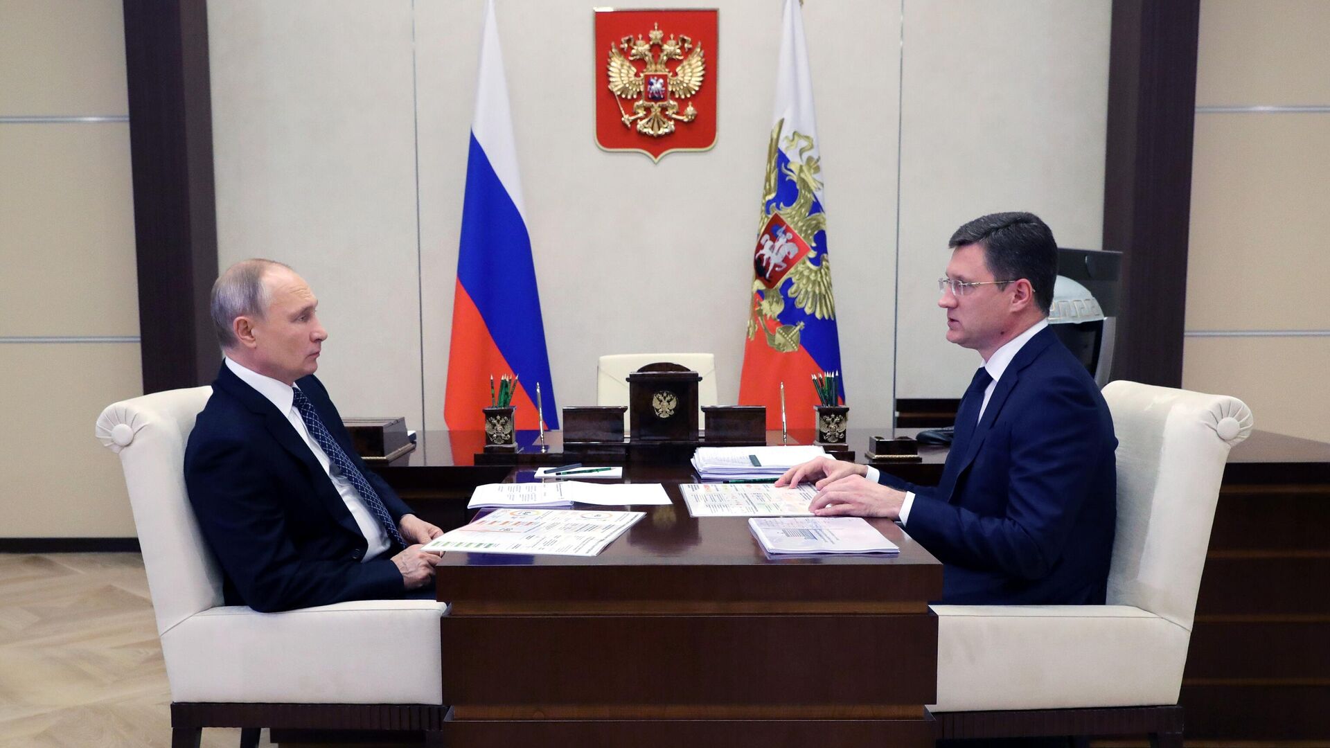 Новак пообещал Путину строго следить за ценами на топливо