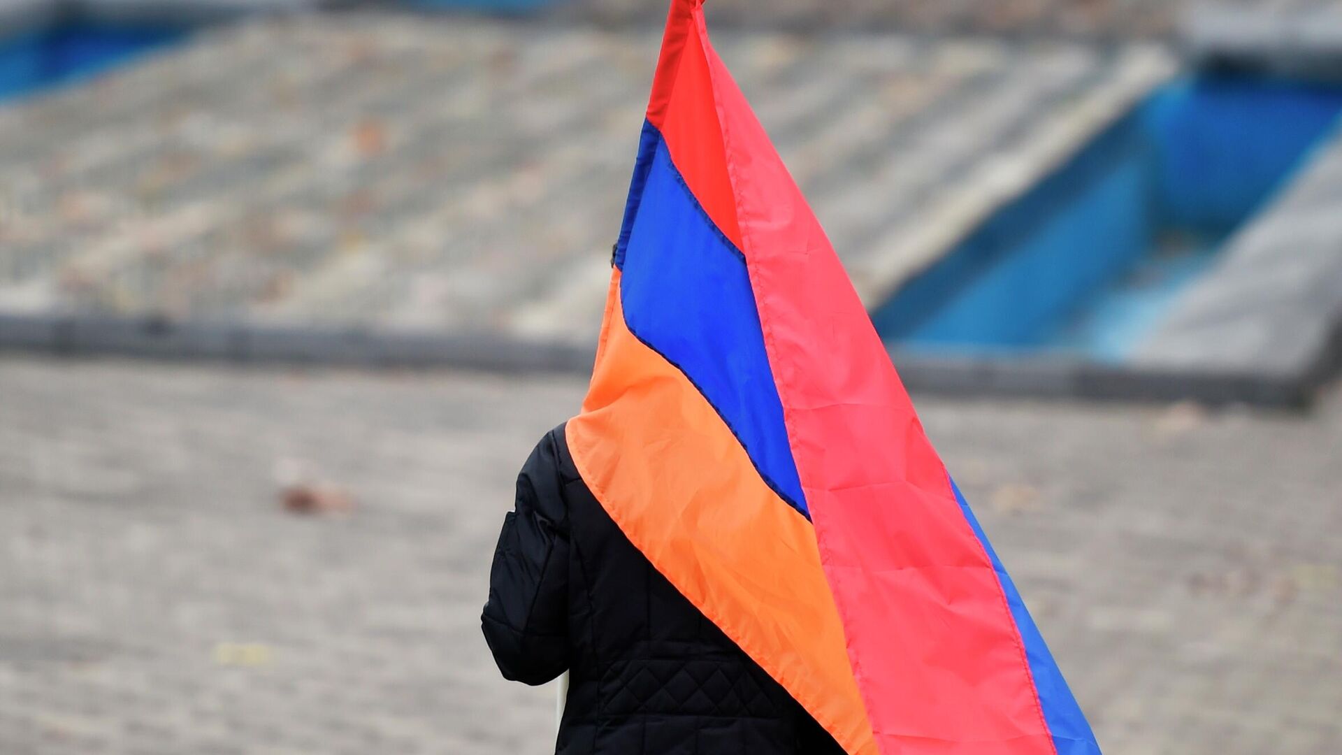 Сторонник оппозиции идет с флагом на митинг на площади Республики в Ереване Сторонник оппозиции идет с флагом на митинг на площади Республики в Ереване - РИА Новости, 1920, 25.12.2020