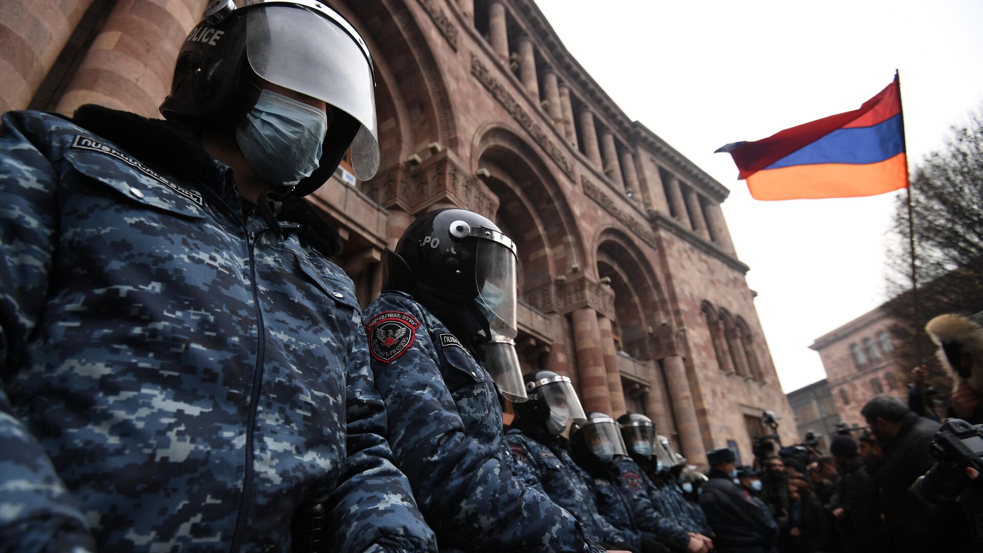 Сотрудники полиции стоят в оцеплении перед зданием правительства Армении во время митинга оппозиции на площади Республики в Ереване Сотрудники полиции стоят в оцеплении перед зданием правительства Армении во время митинга оппозиции на площади Республики в Ереване - РИА Новости, 1920, 28.12.2020