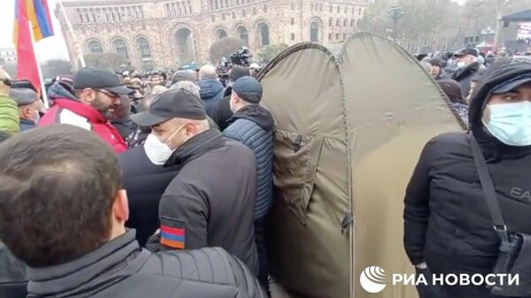 Сторонники оппозиции прибывают в палаточный лагерь в центре Еревана