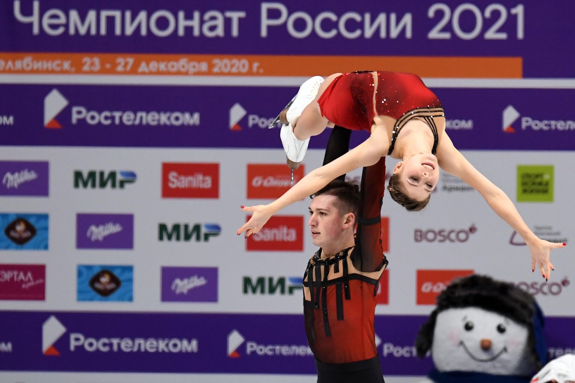 Анастасия Мишина и Александр Галлямов выступают с произвольной программой в соревнованиях среди пар на чемпионате России по фигурному катанию в Челябинске. Анастасия Мишина и Александр Галлямов выступают с произвольной программой в соревнованиях среди пар на чемпионате России по фигурному катанию в Челябинске. - РИА Новости, 1920, 26.12.2020