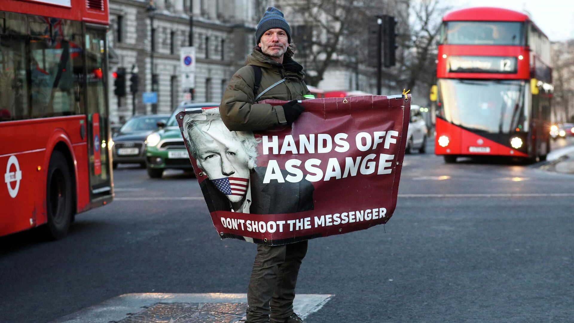 Акция в поддержку основателя WikiLeaks Джулиана Ассанжа возле Центрального уголовного суда в Лондоне Акция в поддержку основателя WikiLeaks Джулиана Ассанжа возле Центрального уголовного суда в Лондоне - РИА Новости, 1920, 04.01.2021
