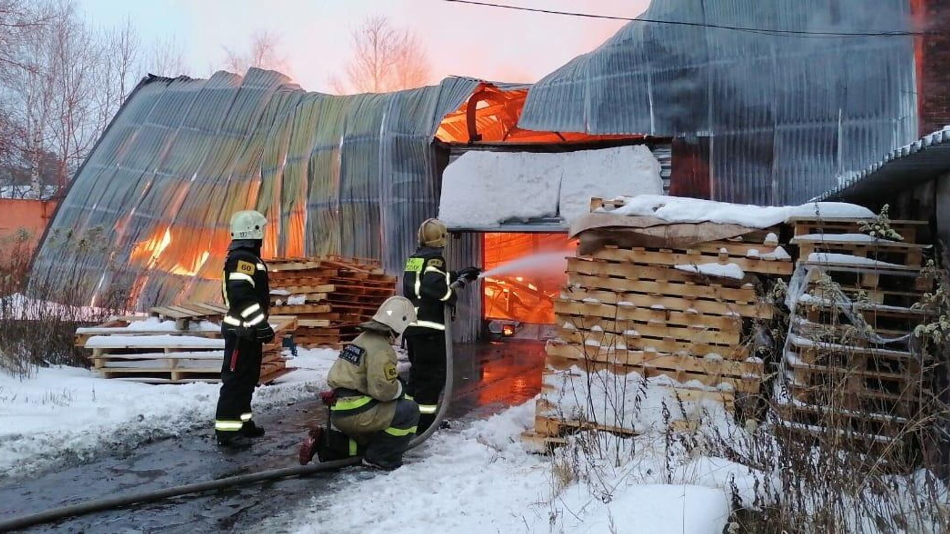 Что горит в раменском районе сейчас. Пожар в Бронницах. Пожар на мебельной фабрике.