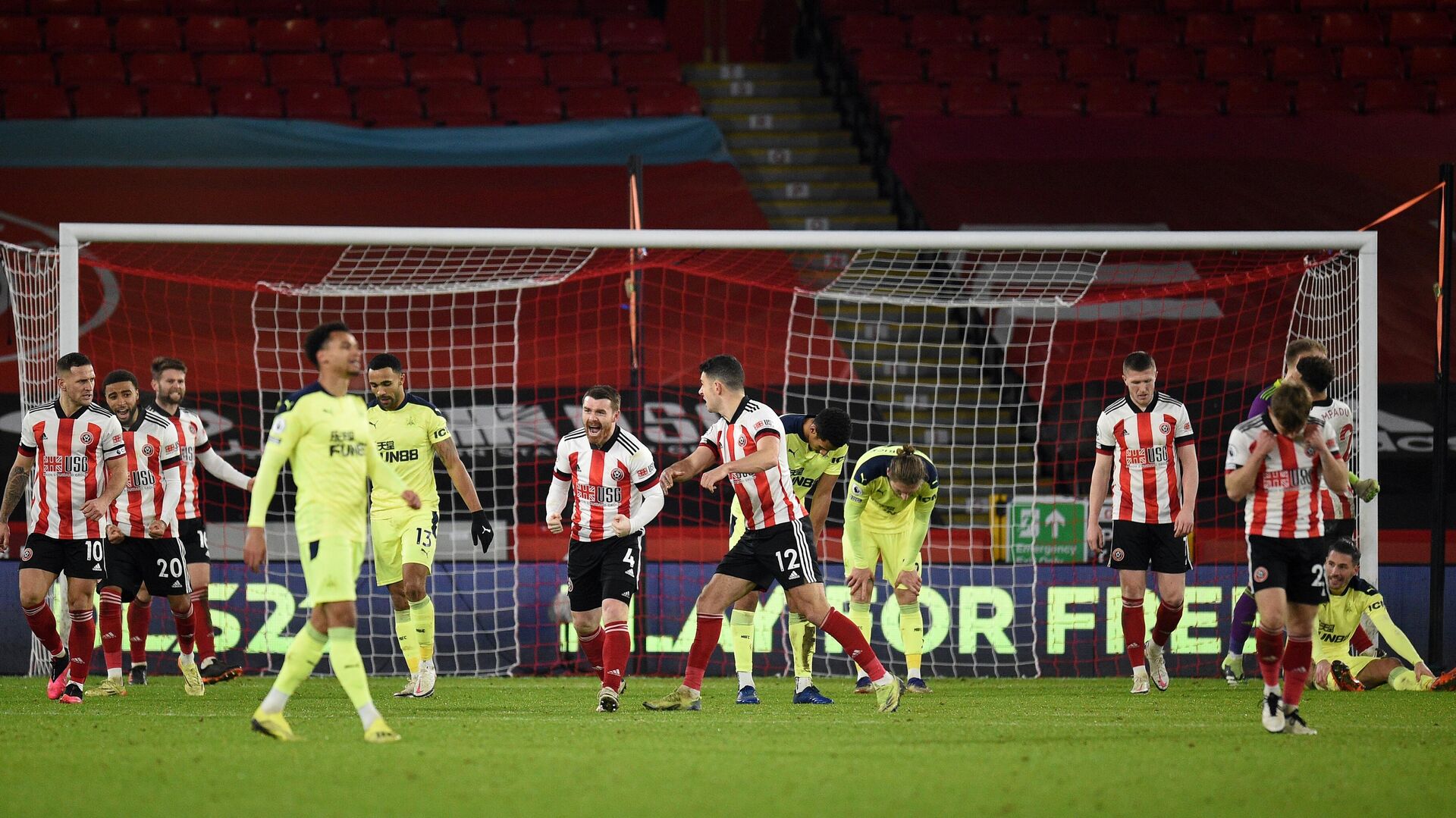 Sheffiled players celebrate at the final whistle during the English Premier League football match between Sheffield United and Newcastle United at Bramall Lane in Sheffield, northern England on January 12, 2021. - Sheffield won the match 1-0. (Photo by Oli SCARFF / POOL / AFP) / RESTRICTED TO EDITORIAL USE. No use with unauthorized audio, video, data, fixture lists, club/league logos or 'live' services. Online in-match use limited to 120 images. An additional 40 images may be used in extra time. No video emulation. Social media in-match use limited to 120 images. An additional 40 images may be used in extra time. No use in betting publications, games or single club/league/player publications. / Sheffiled players celebrate at the final whistle during the English Premier League football match between Sheffield United and Newcastle United at Bramall Lane in Sheffield, northern England on January 12, 2021. - Sheffield won the match 1-0. (Photo by Oli SCARFF / POOL / AFP) / RESTRICTED TO EDITORIAL USE. No use with unauthorized audio, video, data, fixture lists, club/league logos or 'live' services. Online in-match use limited to 120 images. An additional 40 images may be used in extra time. No video emulation. Social media in-match use limited to 120 images. An additional 40 images may be used in extra time. No use in betting publications, games or single club/league/player publications. / - РИА Новости, 1920, 12.01.2021