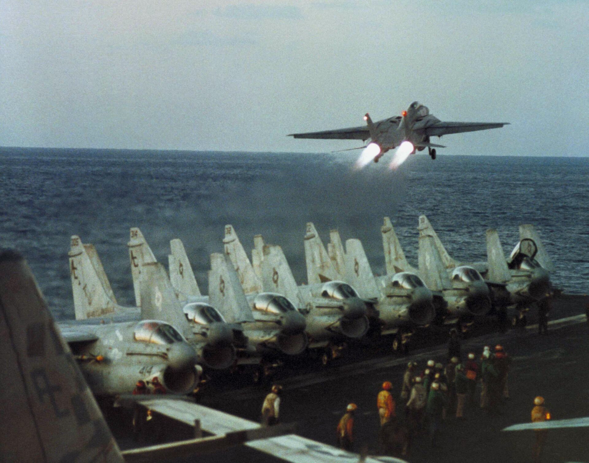Самолеты F-14 ВМС США на авианосце USS John F. Kennedy в Красном море во время миссии по атаке иракских позиций Буря в пустыне Самолеты F-14 ВМС США на авианосце USS John F. Kennedy в Красном море во время миссии по атаке иракских позиций Буря в пустыне - РИА Новости, 1920, 19.02.2021