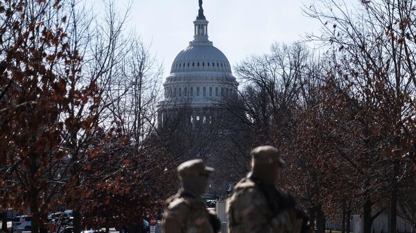 Военнослужащие Национальной гвардии дежурят неподалеку от здания Капитолия в Вашингтоне Военнослужащие Национальной гвардии дежурят неподалеку от здания Капитолия в Вашингтоне