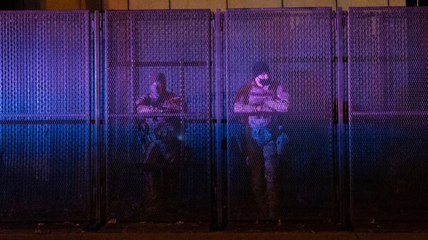 Военнослужащие Национальной гвардии на одной из улиц неподалеку от здания Капитолия в Вашингтоне Военнослужащие Национальной гвардии на одной из улиц неподалеку от здания Капитолия в Вашингтоне