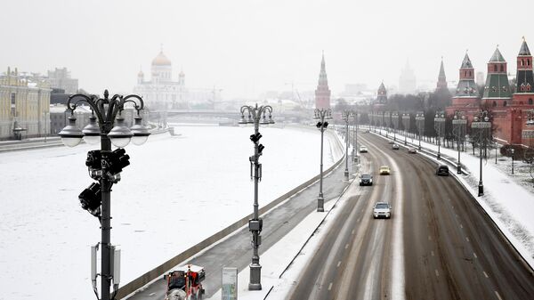Moscow authorities have increased the number of employees clearing snow from the metro Московские власти увеличили число сотрудников, расчищающих снег у метро