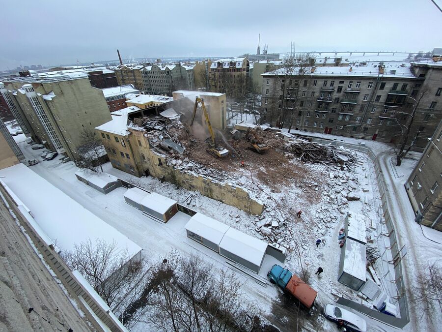 Рабочие сносят Гаванские бани Рабочие сносят Гаванские бани
