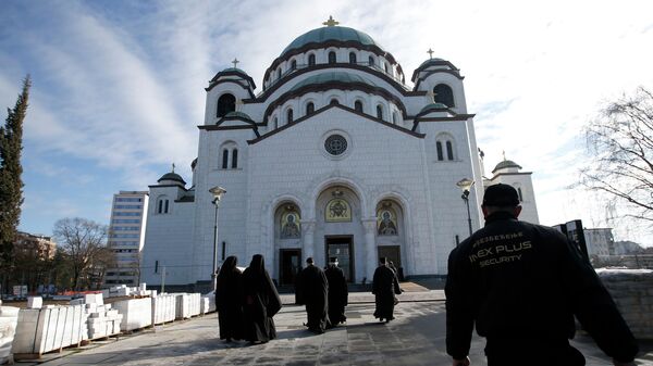 Православные священники у Храма Святого Саввы в Белграде Православные священники у Храма Святого Саввы в Белграде