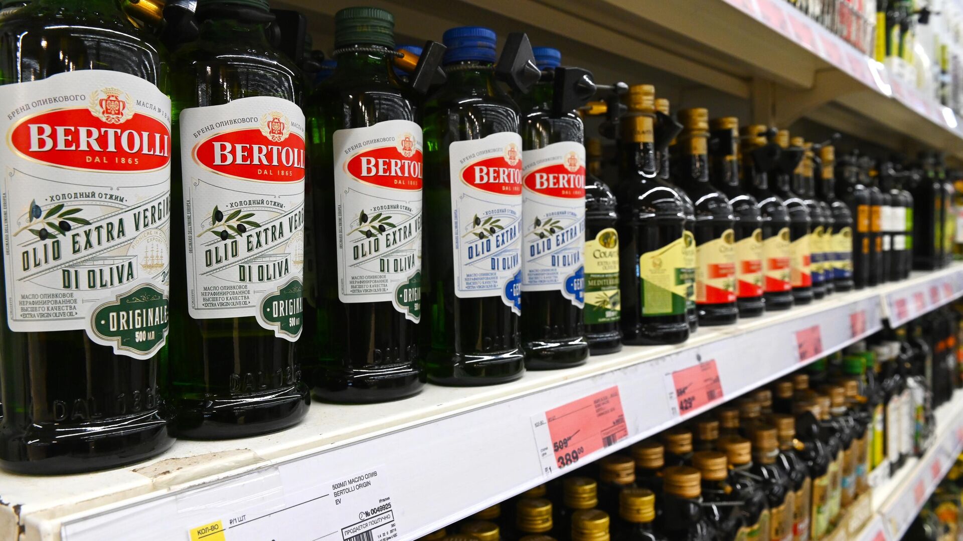 Бутылки с растительным маслом на полке магазина Бутылки с растительным маслом на полке магазина - РИА Новости, 1920, 01.03.2021