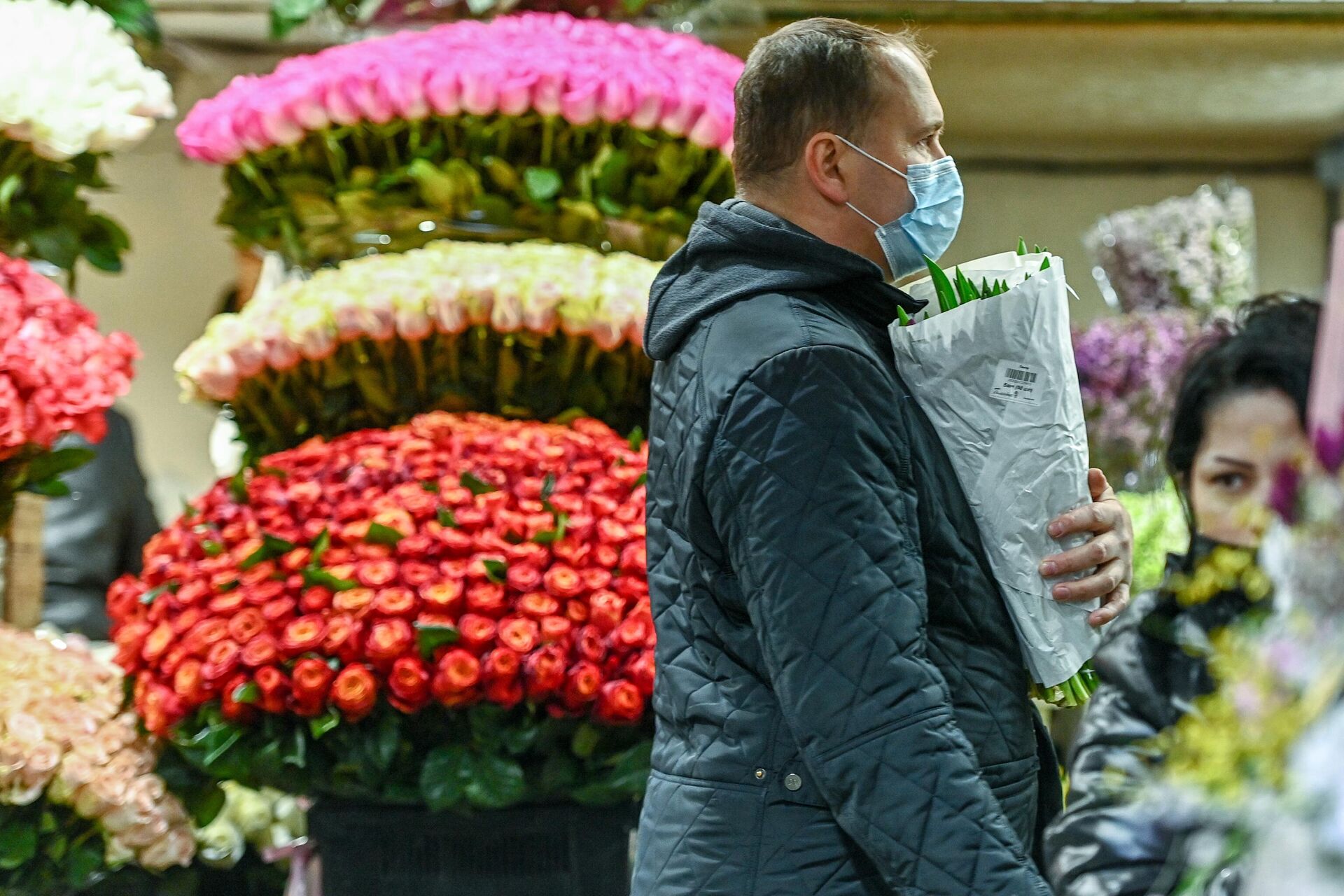Продажа цветов накануне Международного женского дня на Рижском рынке в Москве Продажа цветов накануне Международного женского дня на Рижском рынке в Москве - РИА Новости, 1920, 05.03.2021