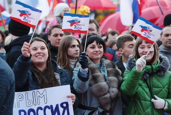 Зрители на праздничном концерте в честь седьмой годовщины Крымской весны в Симферополе Зрители на праздничном концерте в честь седьмой годовщины Крымской весны в Симферополе