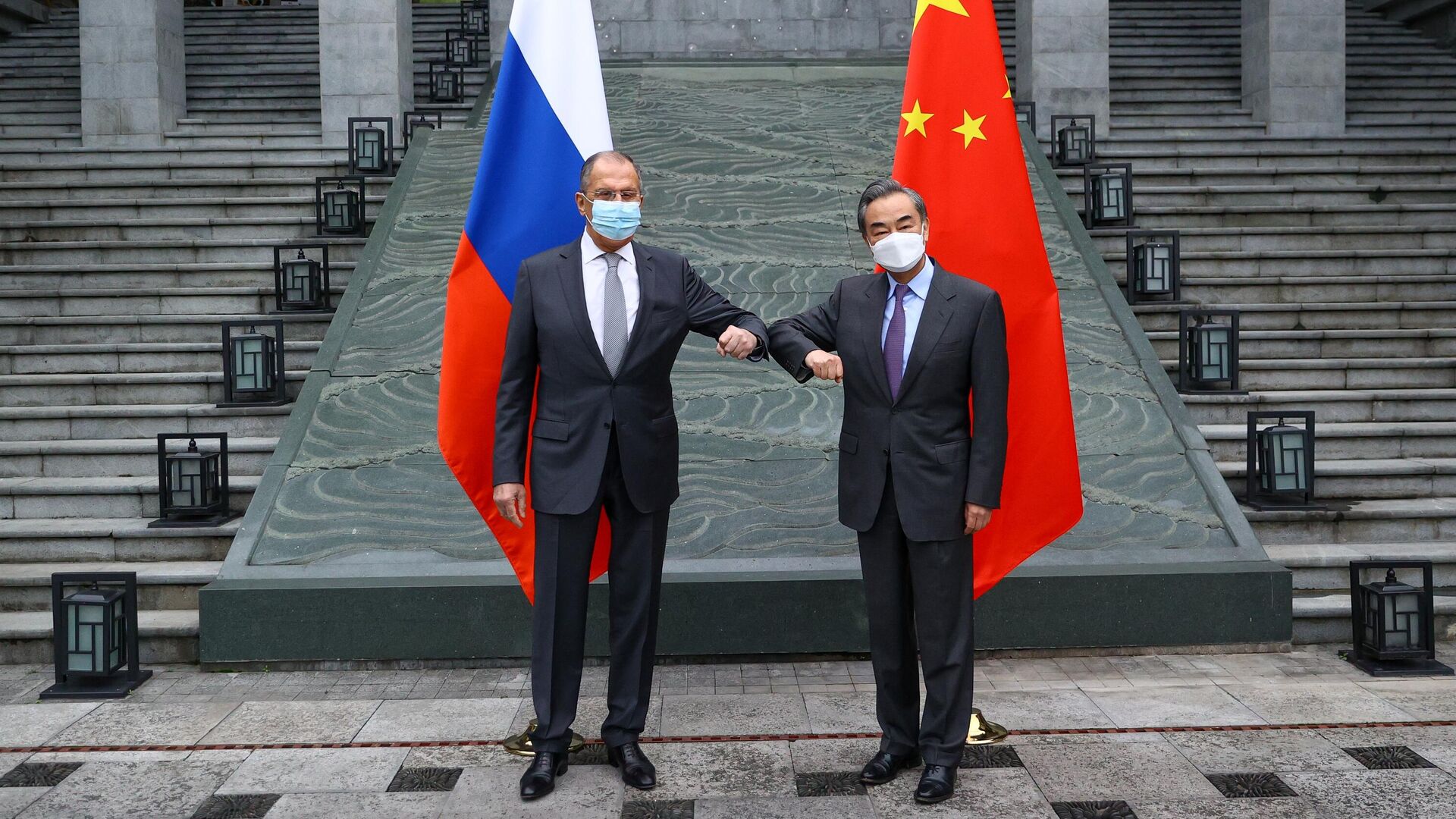 Путин обсудил отношения с Китаем с членом политбюро ЦК КПК Цзечи