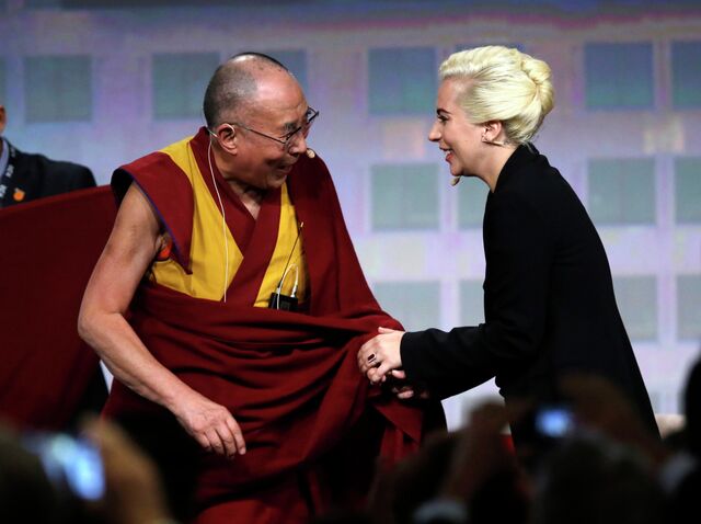 Далай-лама и Леди Гагу перед пресс-конференцией в Индианаполисе - РИА Новости, 1920, 05.07.2021