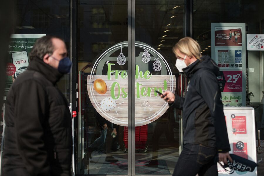 Люди проходят мимо продуктового магазина в Берлине Люди проходят мимо продуктового магазина в Берлине