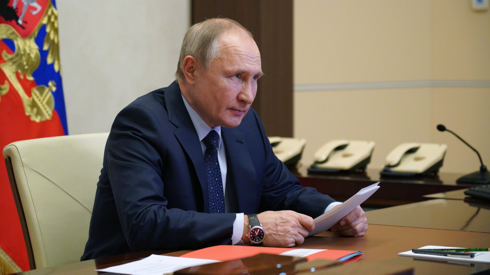 Президент РФ Владимир Путин проводит оперативное совещание с постоянными членами Совета безопасности РФ Президент РФ Владимир Путин проводит оперативное совещание с постоянными членами Совета безопасности РФ - РИА Новости, 1920, 31.03.2021