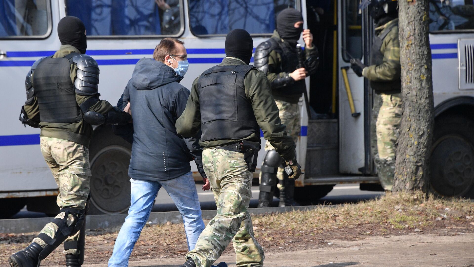 Задержание сотрудниками правоохранительных органов участника несанкционированной акции в Минске Задержание сотрудниками правоохранительных органов участника несанкционированной акции в Минске - РИА Новости, 1920, 19.04.2021