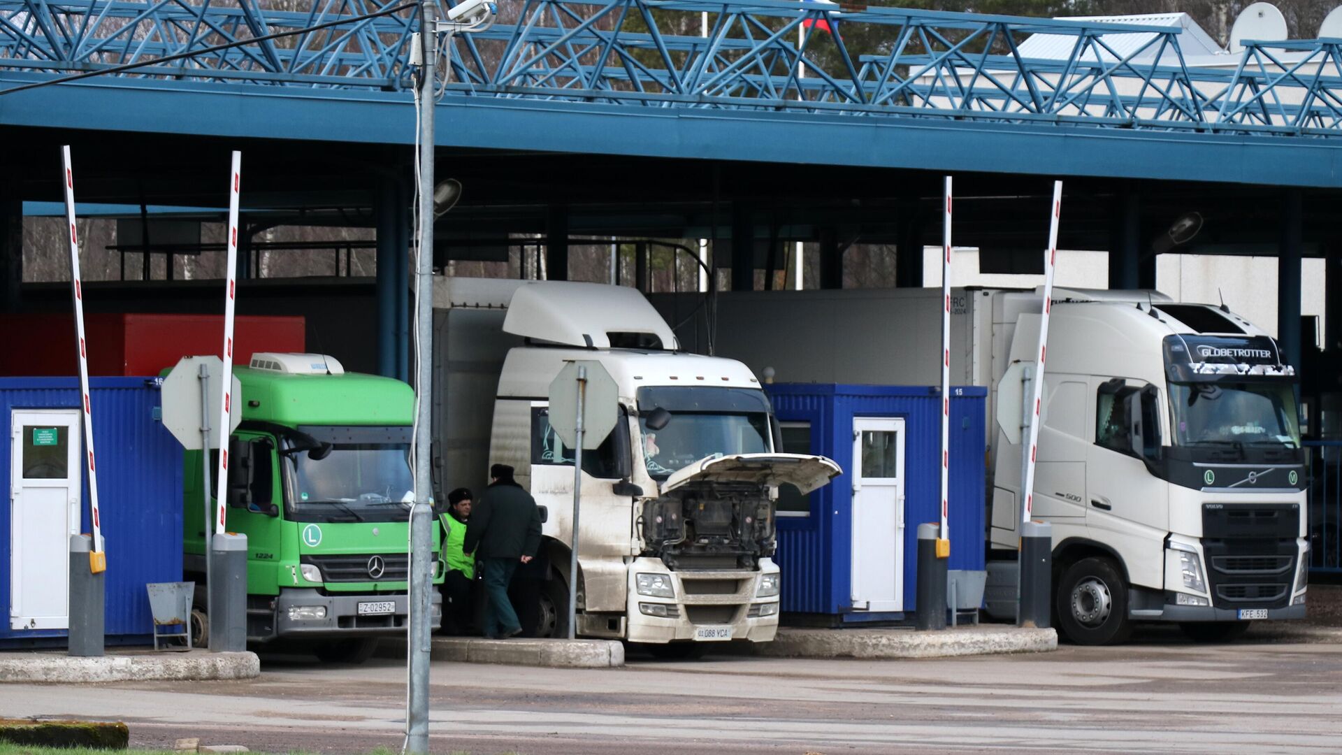 Три грузовика столкнулись и загорелись под Екатеринбургом
