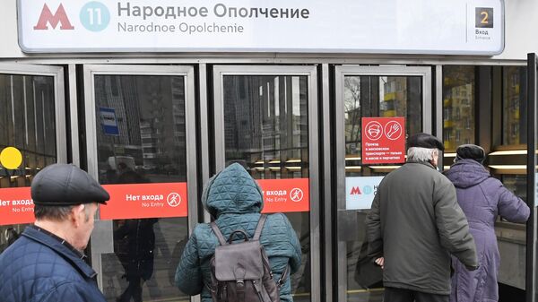 Люди заходят в вестибюль станции Народное ополчение Большой кольцевой линии московского метрополитена Люди заходят в вестибюль станции Народное ополчение Большой кольцевой линии московского метрополитена