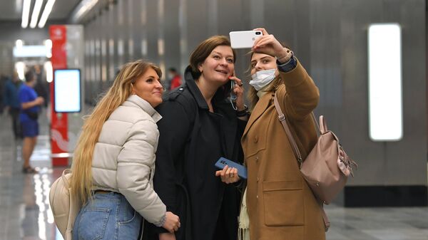 Девушки фотографируются на станции Народное ополчение Большой кольцевой линии московского метрополитена Девушки фотографируются на станции Народное ополчение Большой кольцевой линии московского метрополитена