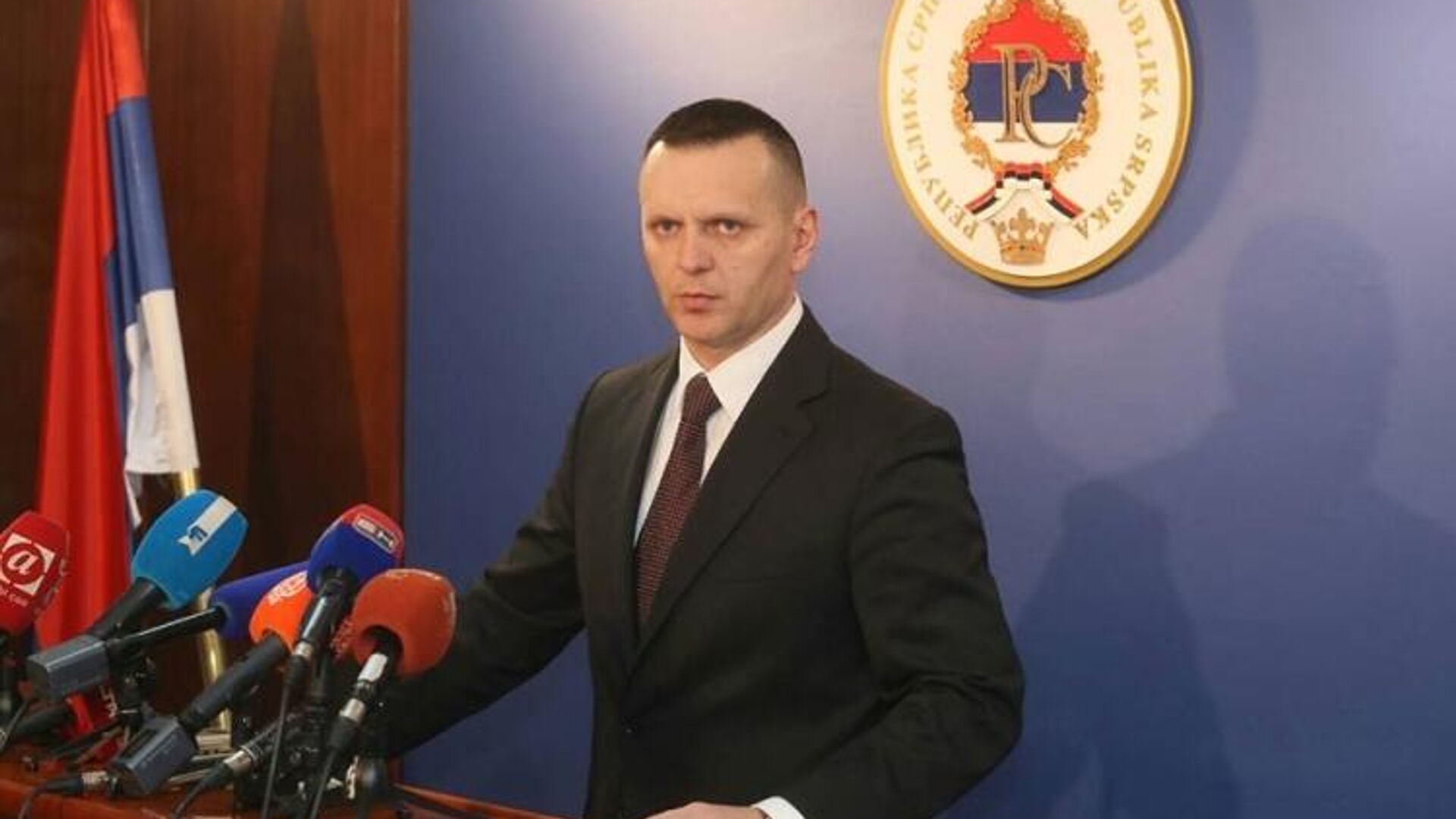 Макрон получил пощечину от неизвестного мужчины Макрон получил пощечину от неизвестного мужчины