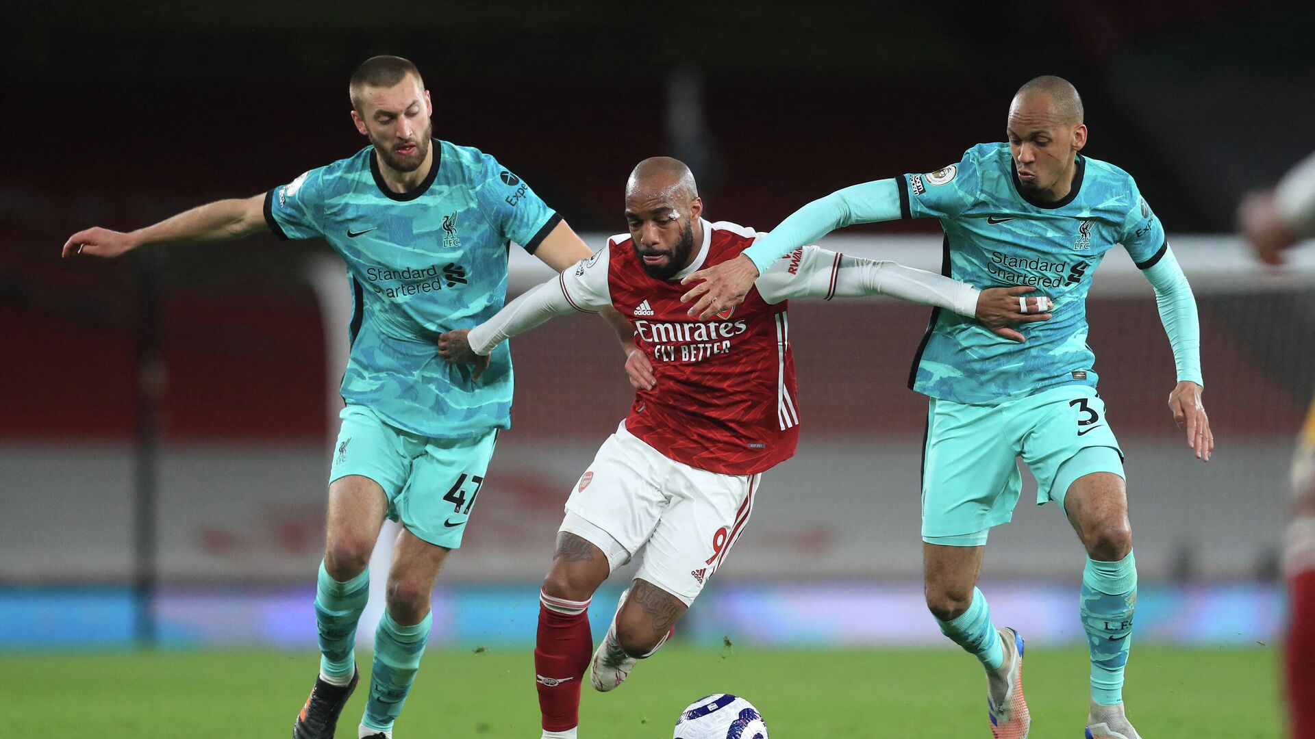 Arsenal's French striker Alexandre Lacazette (C) holds off Liverpool's English defender Nathaniel Phillips (L) and Liverpool's Brazilian midfielder Fabinho (R) during the English Premier League football match between Arsenal and Liverpool at the Emirates Stadium in London on April 3, 2021. (Photo by Adam Davy / POOL / AFP) / RESTRICTED TO EDITORIAL USE. No use with unauthorized audio, video, data, fixture lists, club/league logos or 'live' services. Online in-match use limited to 120 images. An additional 40 images may be used in extra time. No video emulation. Social media in-match use limited to 120 images. An additional 40 images may be used in extra time. No use in betting publications, games or single club/league/player publications. / Arsenal's French striker Alexandre Lacazette (C) holds off Liverpool's English defender Nathaniel Phillips (L) and Liverpool's Brazilian midfielder Fabinho (R) during the English Premier League football match between Arsenal and Liverpool at the Emirates Stadium in London on April 3, 2021. (Photo by Adam Davy / POOL / AFP) / RESTRICTED TO EDITORIAL USE. No use with unauthorized audio, video, data, fixture lists, club/league logos or 'live' services. Online in-match use limited to 120 images. An additional 40 images may be used in extra time. No video emulation. Social media in-match use limited to 120 images. An additional 40 images may be used in extra time. No use in betting publications, games or single club/league/player publications. / - РИА Новости, 1920, 04.04.2021