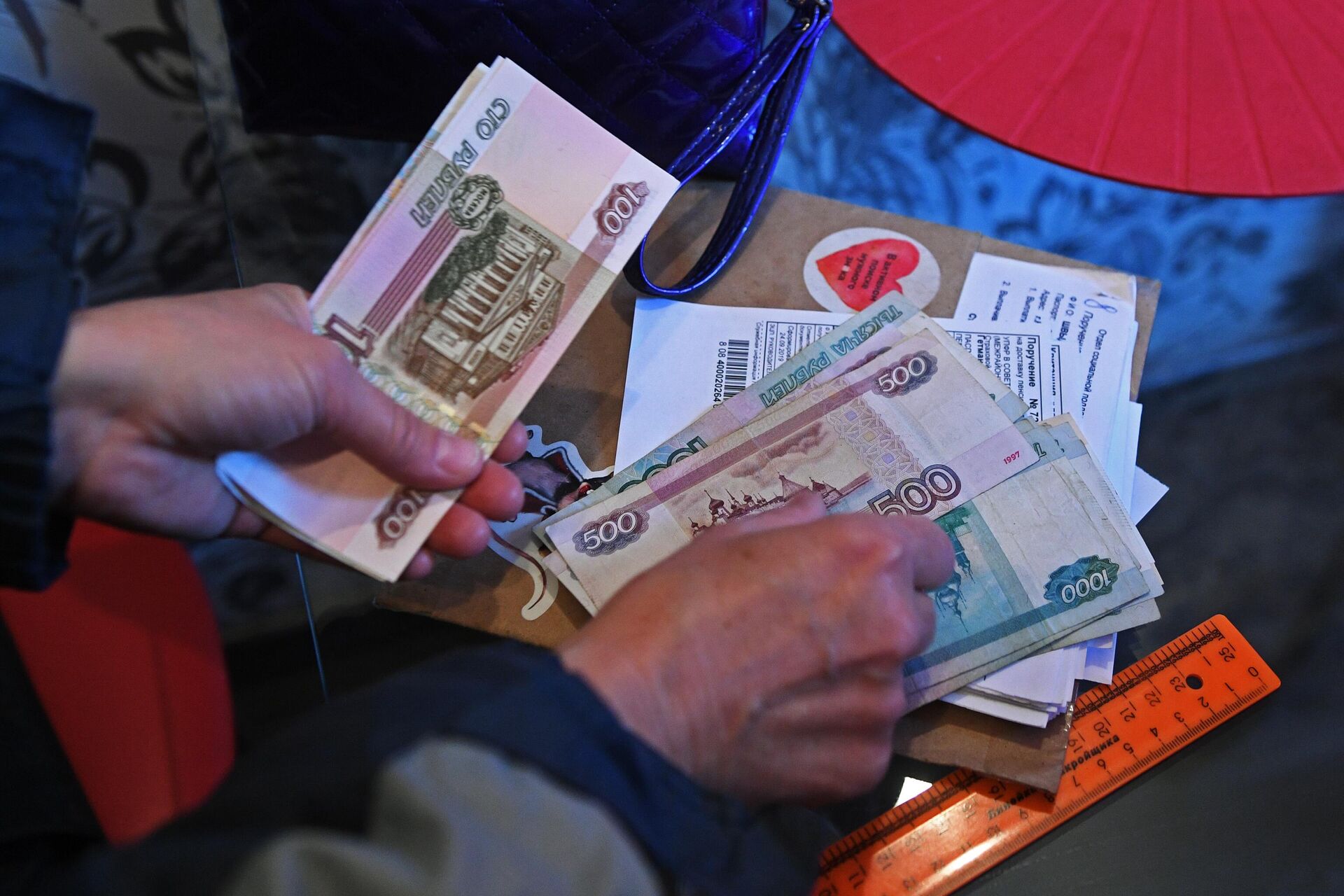 Почтальон Почты России выдает пенсию на дому Почтальон Почты России выдает пенсию на дому - РИА Новости, 1920, 09.04.2021