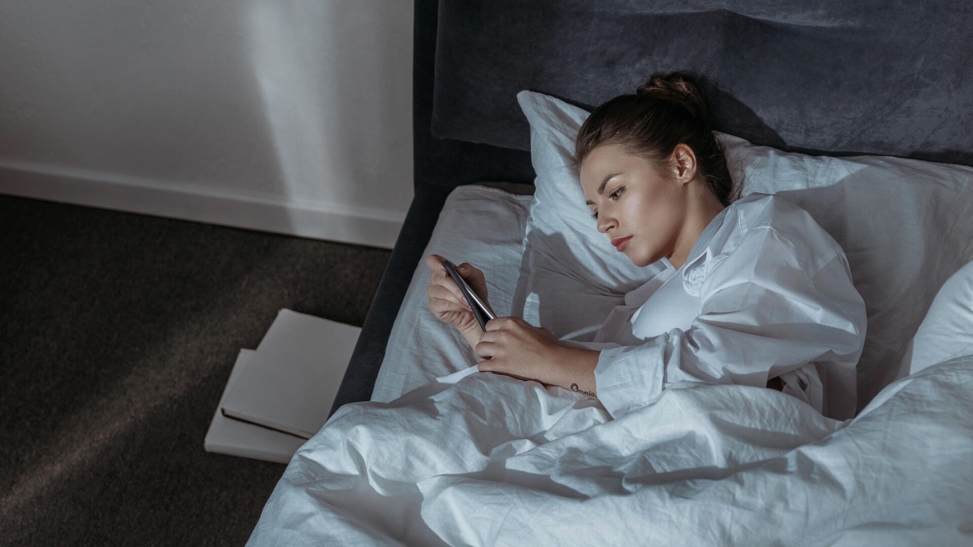Медик оценил опасность сна рядом со смартфоном