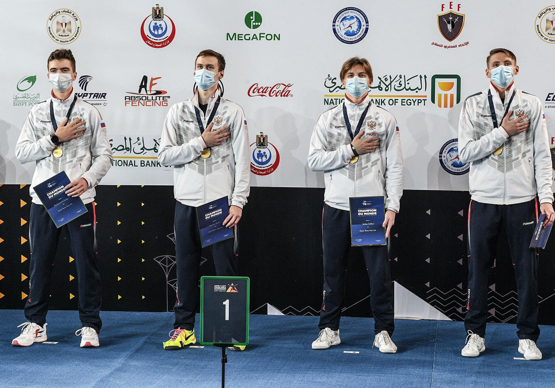 Чемпионы мира среди юниоров 2021 по фехтованию на рапирах в командном первенстве: Степан Мартынович, Даниил Кравцов, Захар Козлов, Егор Баранников Чемпионы мира среди юниоров 2021 по фехтованию на рапирах в командном первенстве: Степан Мартынович, Даниил Кравцов, Захар Козлов, Егор Баранников - РИА Новости, 1920, 12.04.2021