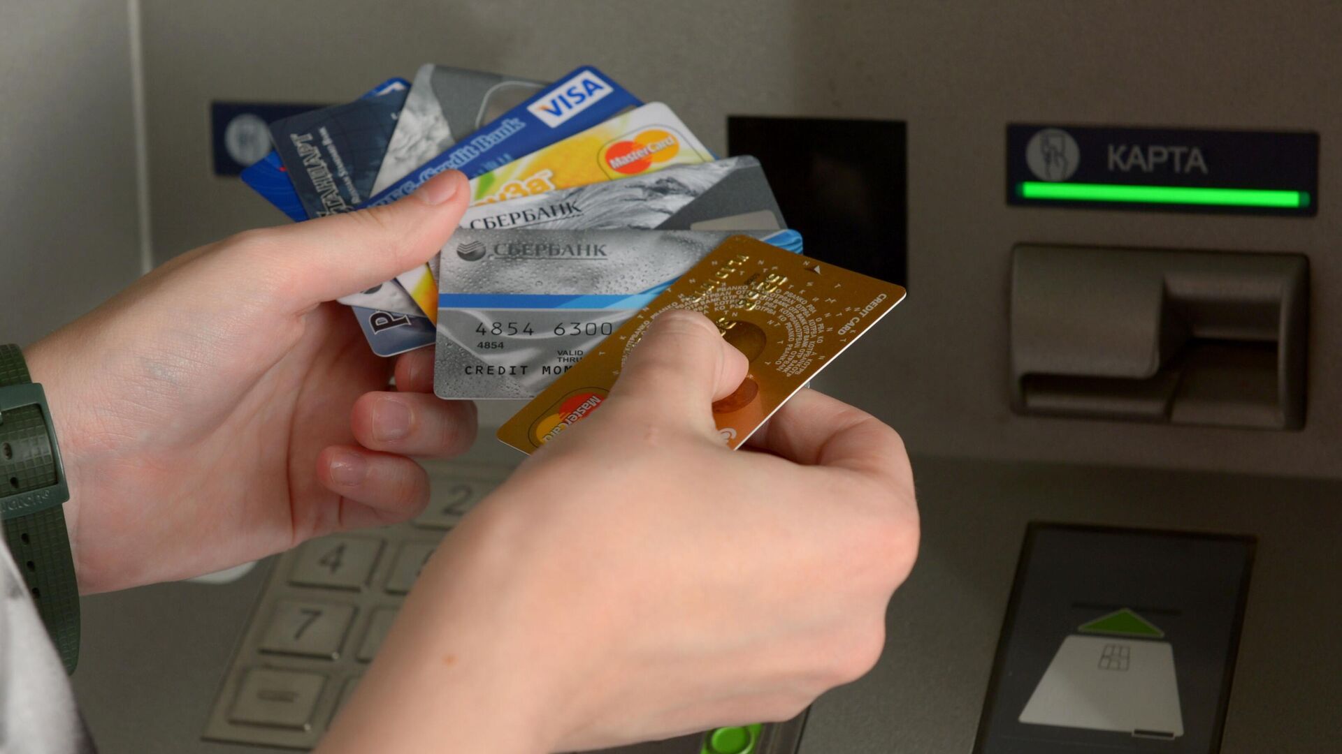 Банковские карты международных платежных систем VISA и MasterCard Банковские карты международных платежных систем VISA и MasterCard - РИА Новости, 1920, 14.04.2021
