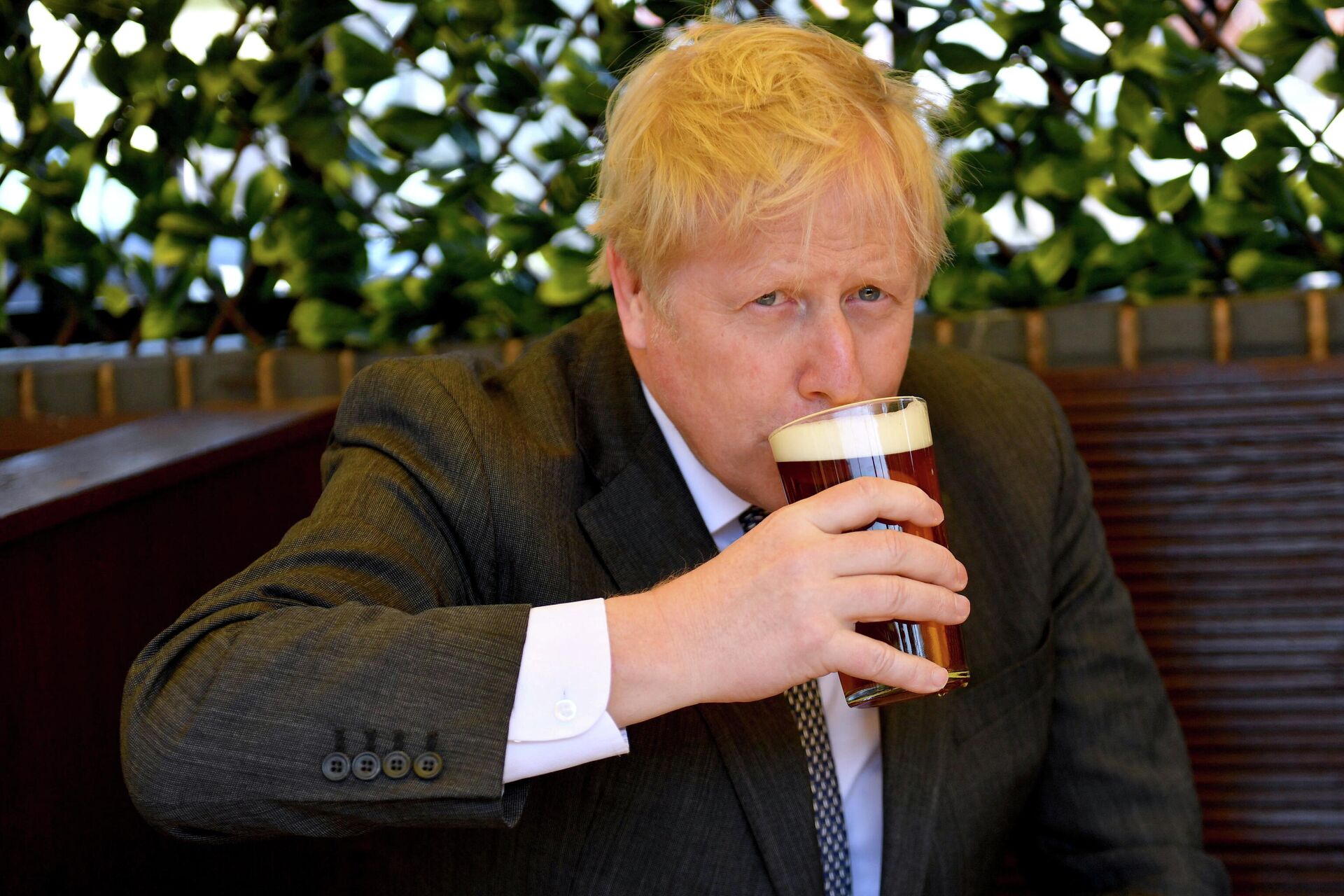Премьер-министр Великобритании Борис Джонсон с пинтой пива - РИА Новости, 1920, 28.04.2021