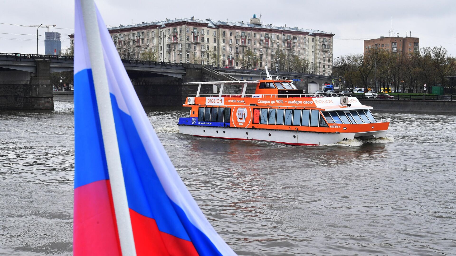 Движение теплохода москва река