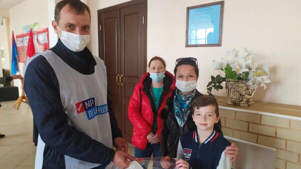 Жители Первомайска перед концертом в честь Дня Победы Жители Первомайска перед концертом в честь Дня Победы