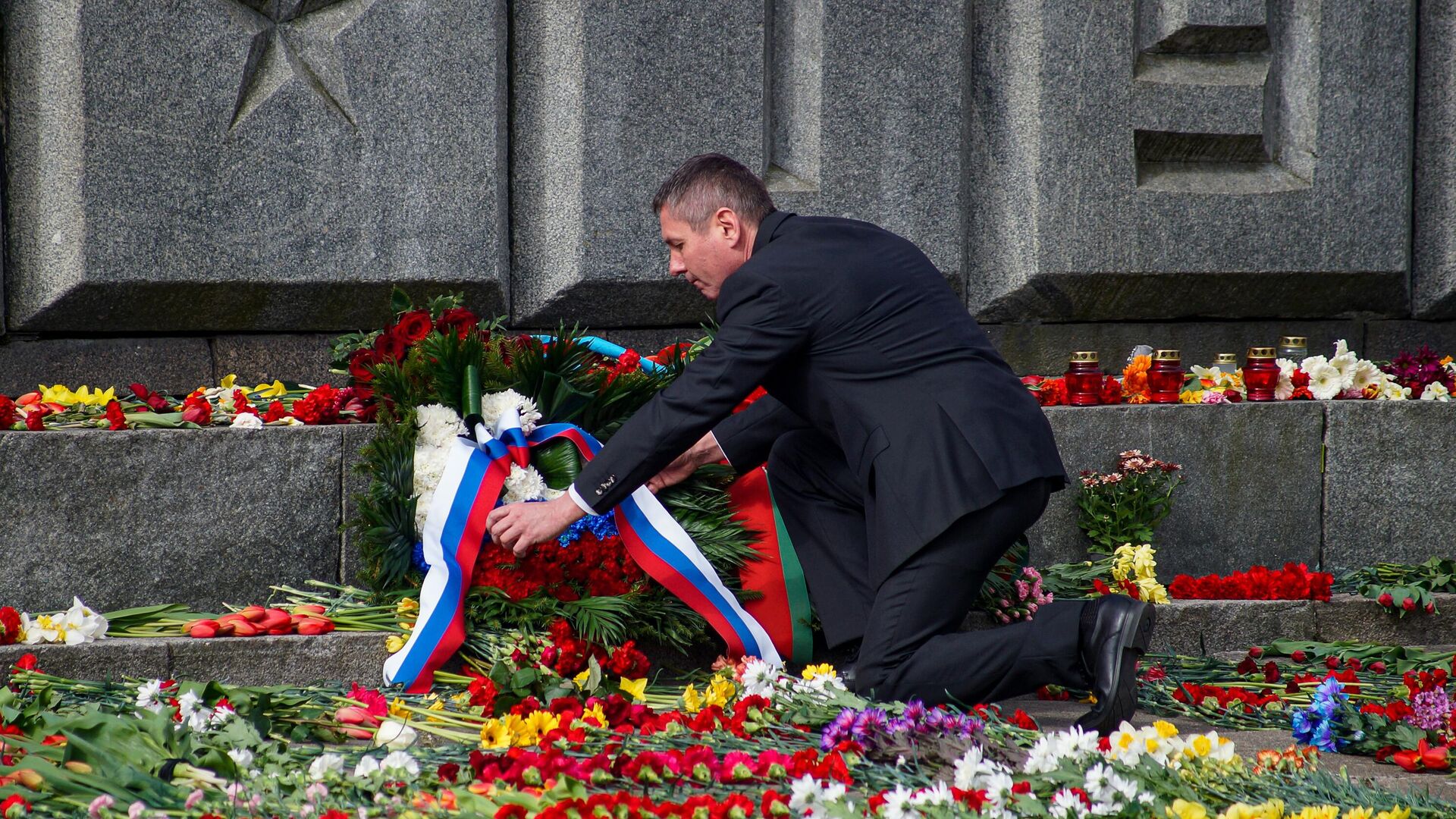 Памятник освободителям в будапеште на 9 мая. Рига 9 мая 2024. Рига 9 мая 2024. Отмечаем день победы. Рига 9 мая 2024.