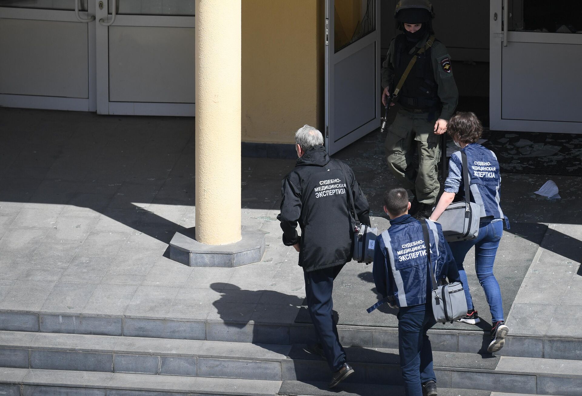 Сотрудники судебно-медицинской экспертизы у школы в Казани, где произошла стрельба Сотрудники судебно-медицинской экспертизы у школы в Казани, где произошла стрельба - РИА Новости, 1920, 11.05.2021