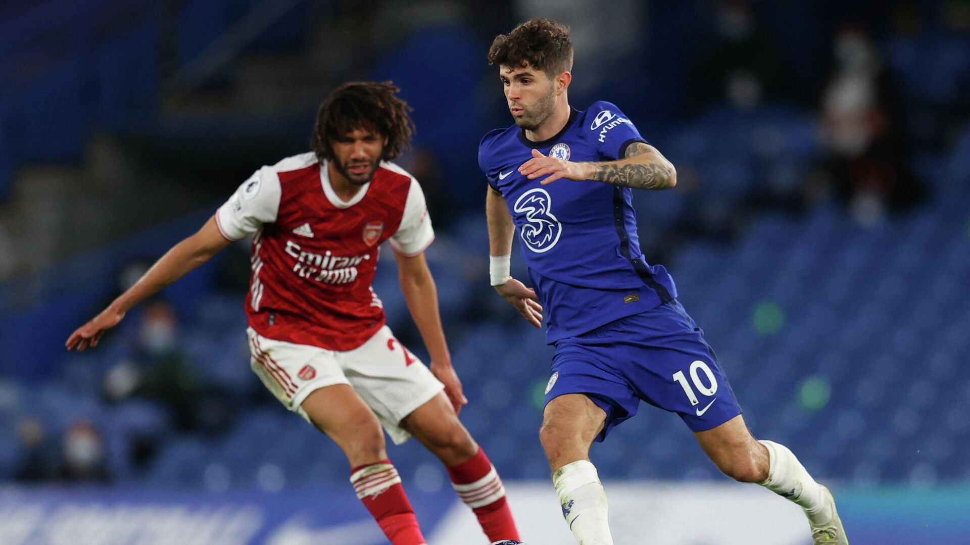 Arsenal's Egyptian midfielder Mohamed Elneny (L) vies with Chelsea's US midfielder Christian Pulisic during the English Premier League football match between Chelsea and Arsenal at Stamford Bridge in London on May 12, 2021. (Photo by Catherine Ivill / POOL / AFP) / RESTRICTED TO EDITORIAL USE. No use with unauthorized audio, video, data, fixture lists, club/league logos or 'live' services. Online in-match use limited to 120 images. An additional 40 images may be used in extra time. No video emulation. Social media in-match use limited to 120 images. An additional 40 images may be used in extra time. No use in betting publications, games or single club/league/player publications. / Arsenal's Egyptian midfielder Mohamed Elneny (L) vies with Chelsea's US midfielder Christian Pulisic during the English Premier League football match between Chelsea and Arsenal at Stamford Bridge in London on May 12, 2021. (Photo by Catherine Ivill / POOL / AFP) / RESTRICTED TO EDITORIAL USE. No use with unauthorized audio, video, data, fixture lists, club/league logos or 'live' services. Online in-match use limited to 120 images. An additional 40 images may be used in extra time. No video emulation. Social media in-match use limited to 120 images. An additional 40 images may be used in extra time. No use in betting publications, games or single club/league/player publications. / - РИА Новости, 1920, 13.05.2021