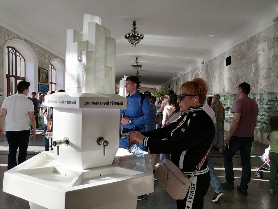 Туристы пьют нарзан в Кисловодске