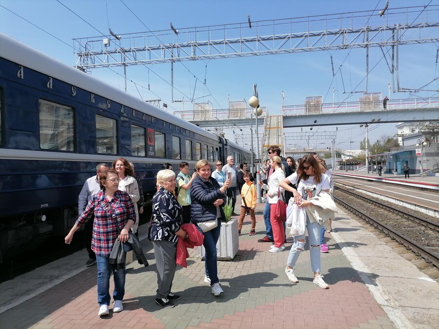 Пассажиры выходят из поезда в Новороссийске