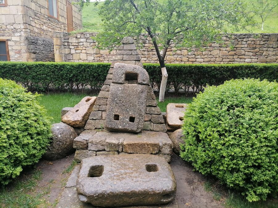 Каменный якорь в цитадели Нарын-Кала в Дербенте