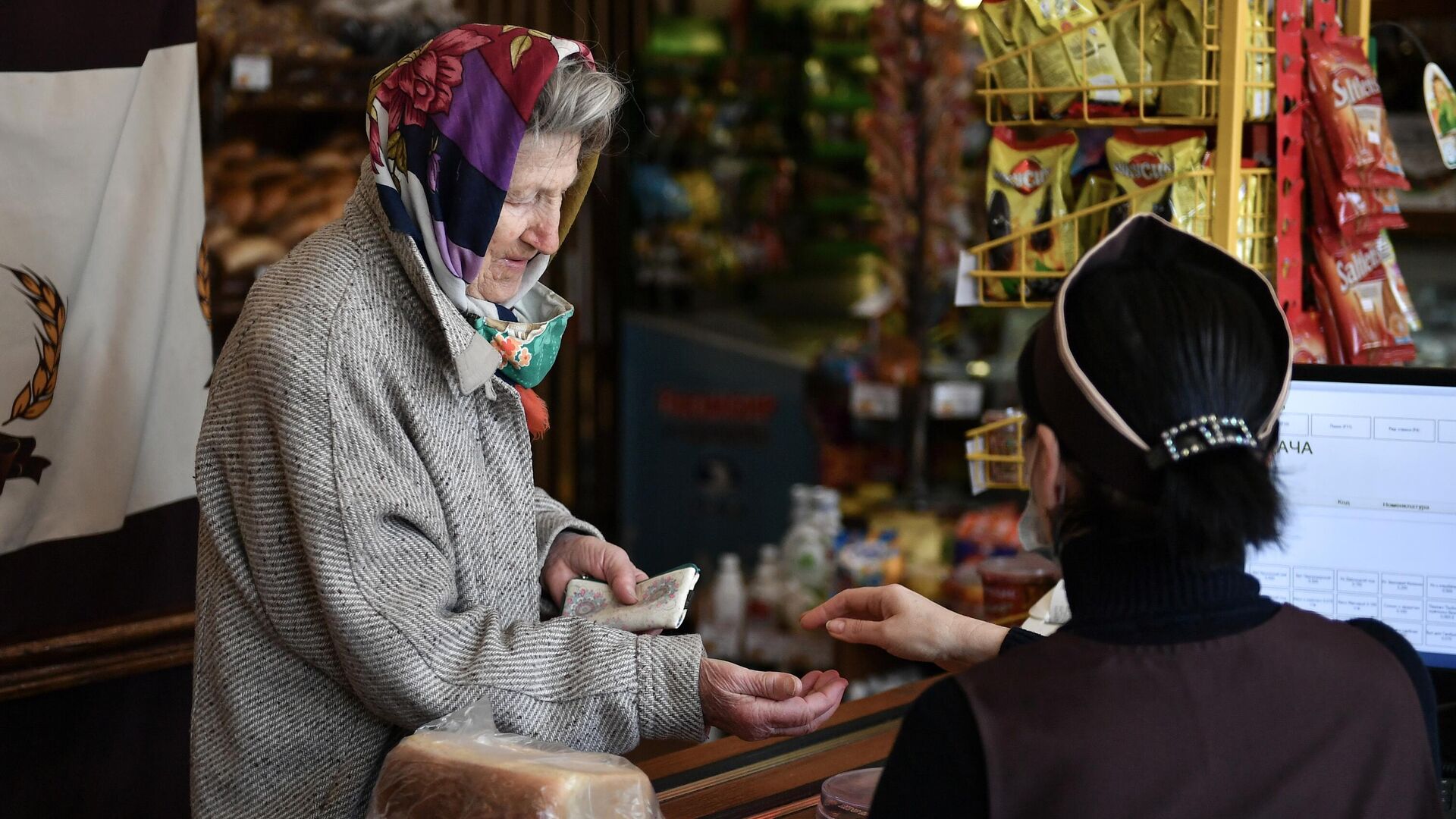 Пожилая женщина в магазине в Симферополе - РИА Новости, 1920, 07.06.2021