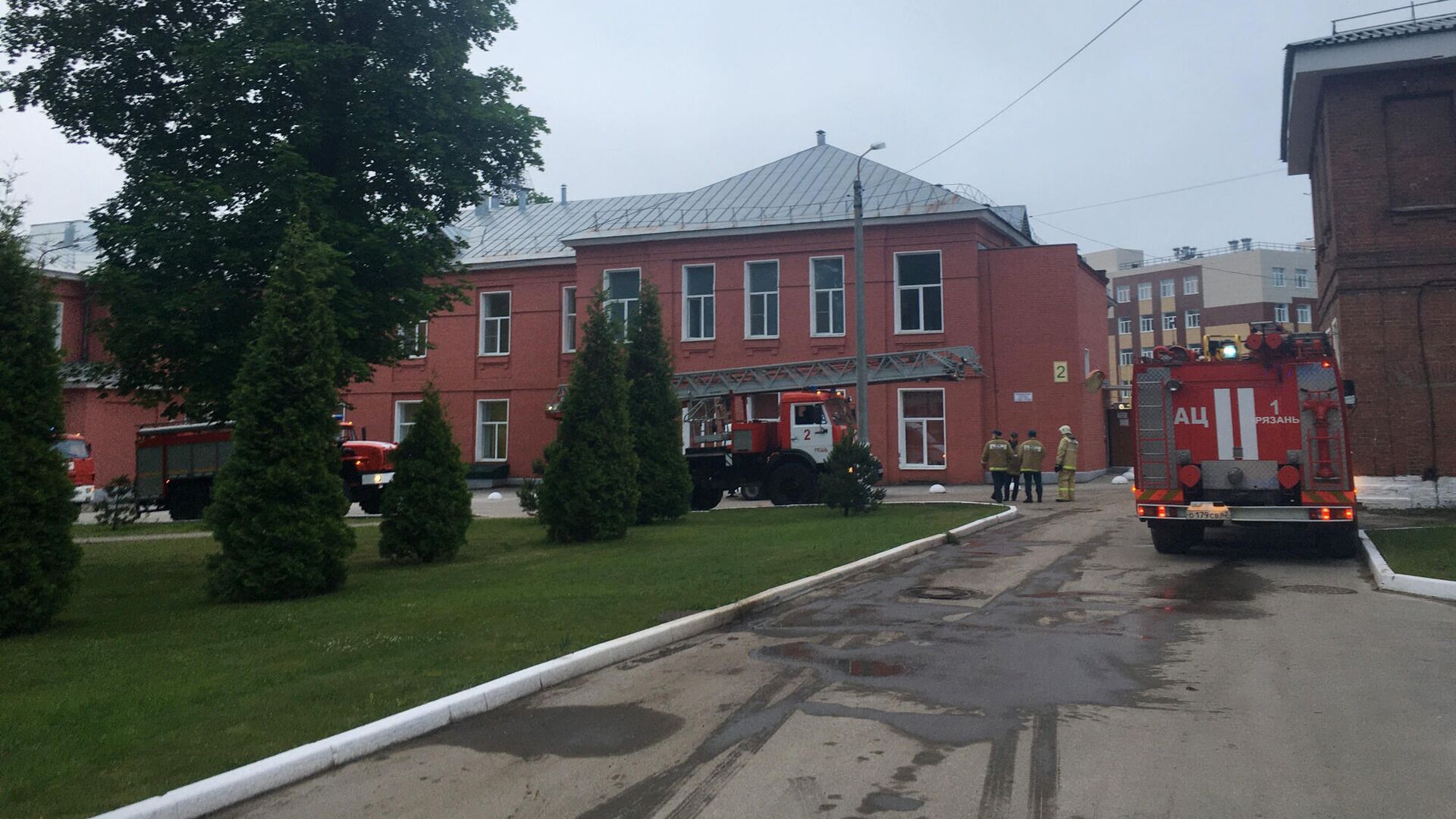 Машины и сотрудники пожарной службы возле больницы в Рязани, где в результате пожара в реанимационном отделении погибли два человека Машины и сотрудники пожарной службы возле больницы в Рязани, где в результате пожара в реанимационном отделении погибли два человека - РИА Новости, 1920, 09.06.2021