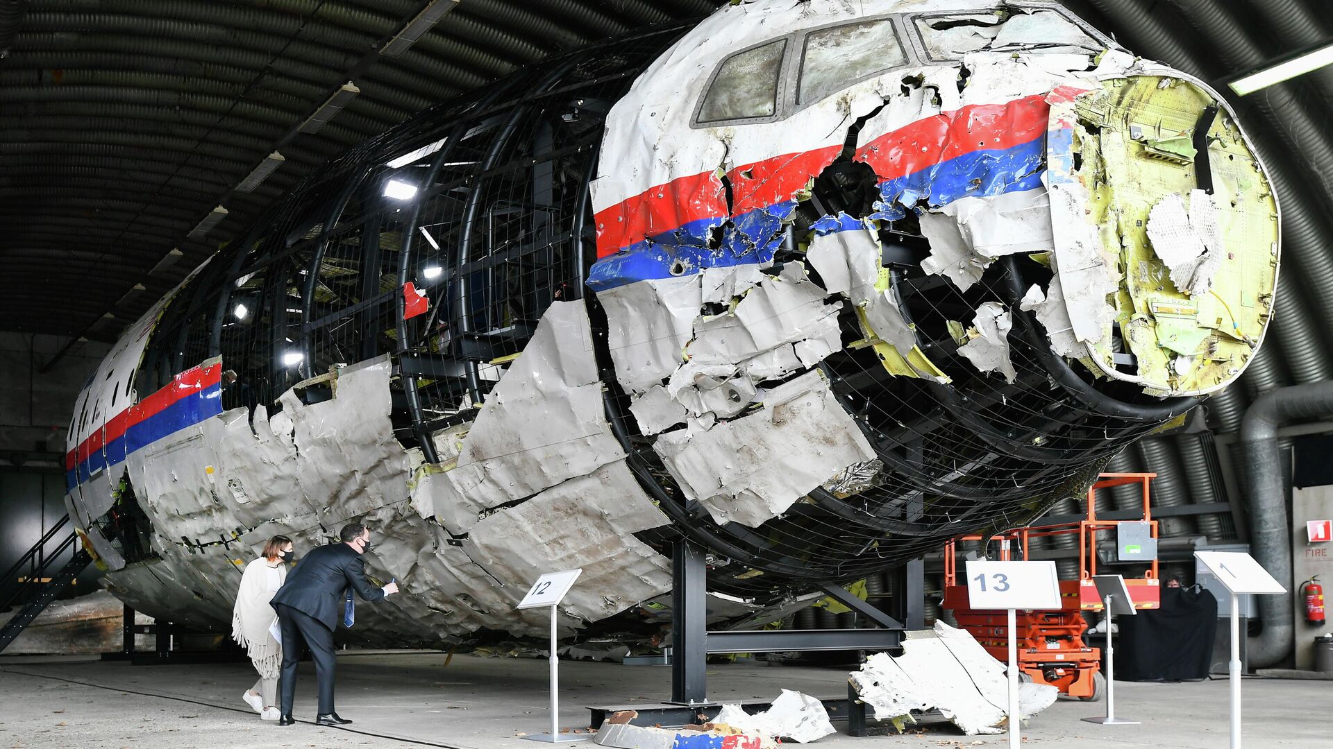 Реконструированные обломки рейса MH17 авиакомпании Malaysia Airlines на авиабазе Гильзе-Рейен, Нидерланды Реконструированные обломки рейса MH17 авиакомпании Malaysia Airlines на авиабазе Гильзе-Рейен, Нидерланды - РИА Новости, 1920, 10.06.2021