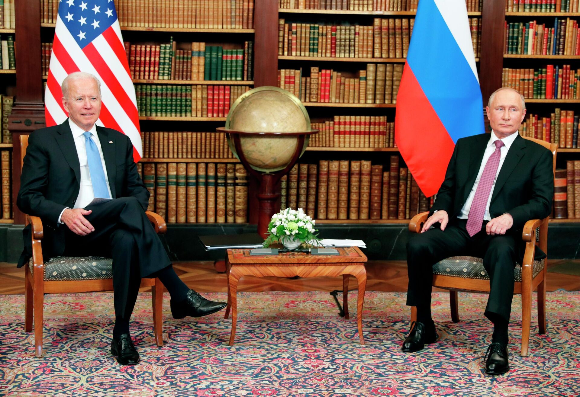 Президент РФ Владимир Путин и президент США Джо Байден во время встречи в Женеве на вилле Ла Гранж Президент РФ Владимир Путин и президент США Джо Байден во время встречи в Женеве на вилле Ла Гранж - РИА Новости, 1920, 16.06.2021