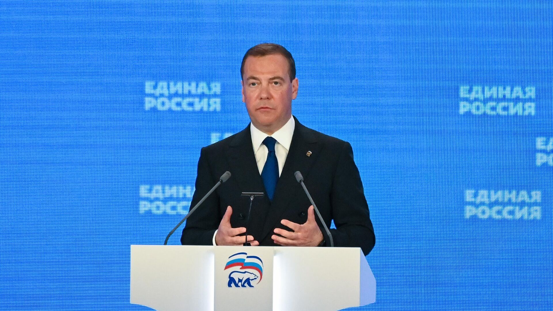 Медведев заявил об увеличении военного присутствия у границ России