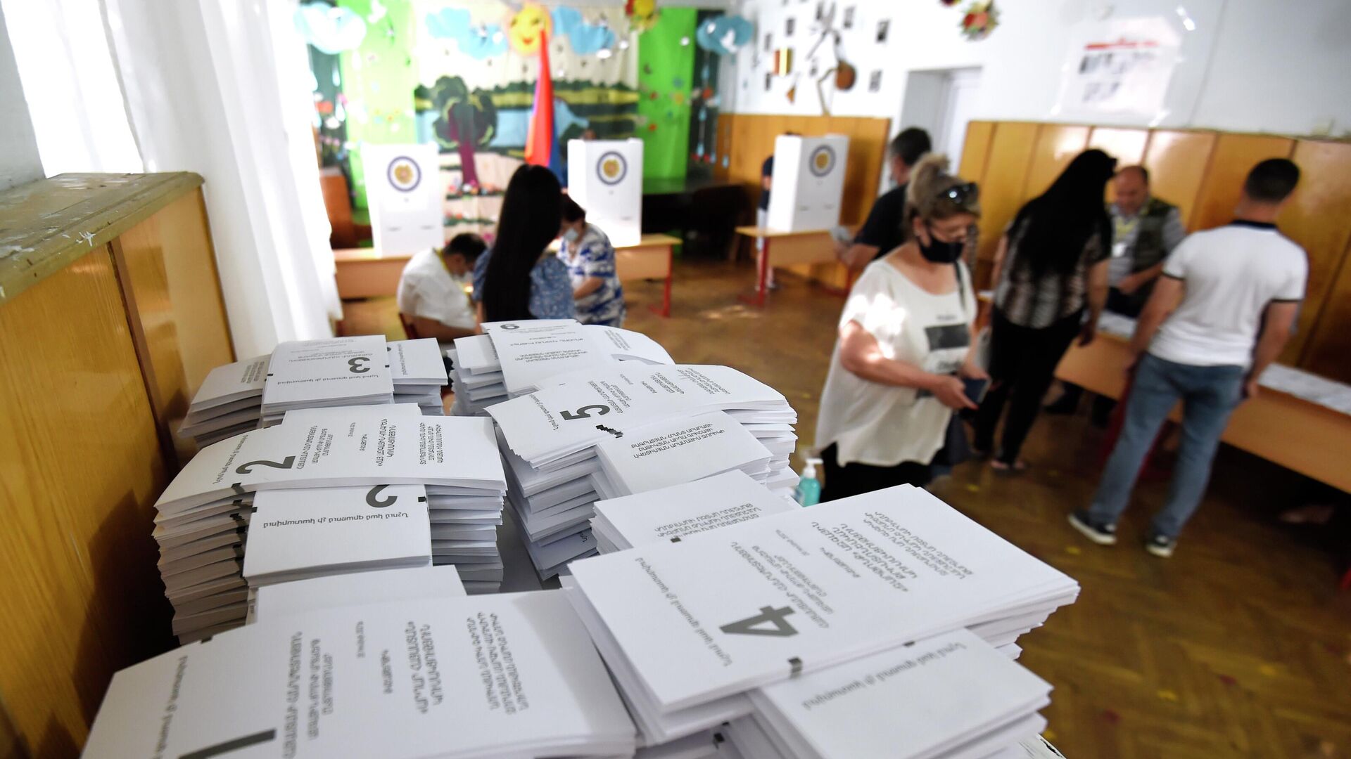 Люди на одном из избирательных участков во время досрочных парламентских выборов в Армении - РИА Новости, 1920, 20.06.2021